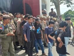 Fraksi Mahasiswa Sulbar  Demo kantor Gubernur  untuk Copot Kadis Disdikbud dan DisDKP Sulbar