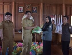 Sekertaris DPRD Sulbar Bagikan Parcel Lebaran Untuk Para Tengah Non-ASN