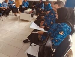 Kadis Disdikpora Rapat Persiapan Hardiknas di Rungannya.