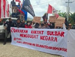 Puluhan Mahasiswa Demo Tolak Revisi RUU Pilkada di DPRD Sulbar