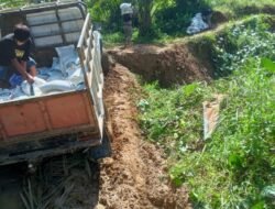 Jalan Utama Desa Sejati Terabaikan, Warga Keluhkan Dampak Kerusakan Parah pada Ekonomi dan Distribusi