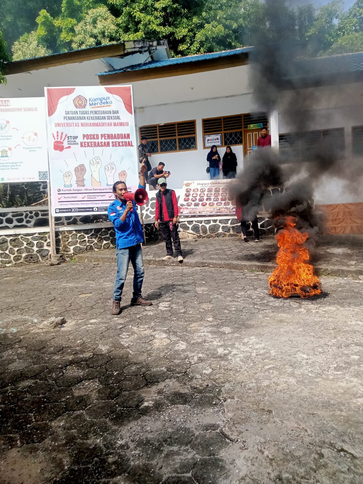 Ketua HIMEPA Unimaju Rustam Melakukan Orasi Di Pelataran Kampus