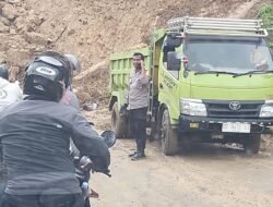 Polisi di Tapalang Mamuju Setia Lakukan Pengamanan di Lokasi Longsor