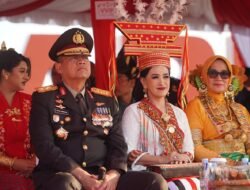 Kapolda Sulbar dan Ketua Bhayangkari Hadiri Upacara Kemerdekaan di Pantai Manakarra, Tampilkan Keindahan Budaya Lokal