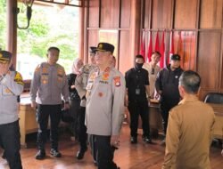 Kapolda Sulbar Pimpin Langsung Pengamanan Aksi Unjuk Rasa di Kantor DPRD Mamuju