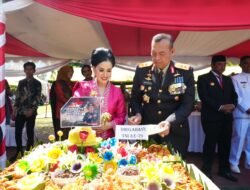 HUT TNI ke-79, Kapolda Sulbar dan Ketua Bhayangkari Berikan Kejutan Manis