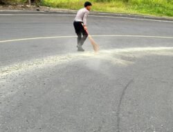 Cegah Terjadinya kecelakaan, Sat Lantas Polresta Mamuju Bersihkan Matrial Pasir dan Batu kerikil yang Berhambura Di Jln,Trans Sulawesi.