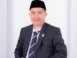 Santa, S.IP Melontarkan Kritik Pedas Terhadap Kinerja Calon Petahana Bupati Mamuju Sutinah Suhardi.