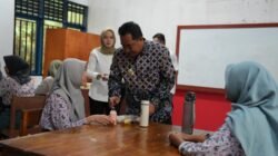 Pj Gubernur Bahtiar Hadiri Uji Coba Makan Bergizi Gratis di SMKN 1 Mamuju dan Bagikan Bantuan