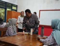 Pj Gubernur Bahtiar Hadiri Uji Coba Makan Bergizi Gratis di SMKN 1 Mamuju dan Bagikan Bantuan