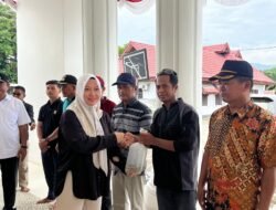 PJ Bahtiar dan Ketua DPRD Sulbar Bagikan Benih Ikan Nila ke Sejumlah Kades, Komitmen Sukseskan Program Makan Bergizi Gratis