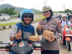 Keberkahan Ramadan: Ditlantas Polda Sulbar Bagi Takjil untuk Pengendara