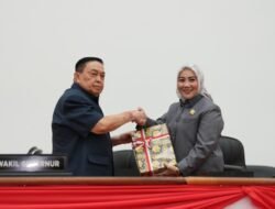 Wagub Sulbar Salim S Mengga Serahkan LKPJ 2024 ke DPRD