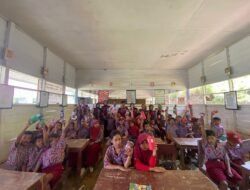 Mahasiswa KKN Universitas Muhammadiyah Mamuju DesaPanetean Edukasi Pentingnya Menabung Sejak Dini di SDN 007 Panetean